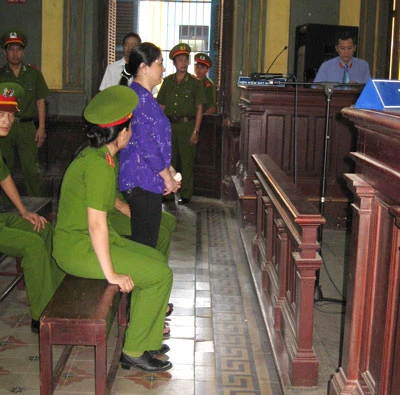 Trần Thúy Liễu nghe tuyên án. Trần Thúy Liễu nghe tuyên án.