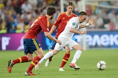 Thi đấu rất nỗ lực nhưng Ribery (áo trắng) không thể giúp tuyển Pháp lật ngược được tình thế. Thi đấu rất nỗ lực nhưng Ribery (áo trắng) không thể giúp tuyển Pháp lật ngược được tình thế.