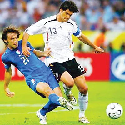 Pirlo (21) trong trận Italia – Đức năm 2006. Pirlo (21) trong trận Italia – Đức năm 2006.