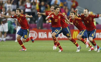 Niềm vui của các cầu thủ Tây Ban Nha sau khi Fabregas sút thắng thủ môn Patricio ở quả penalty quyết định Niềm vui của các cầu thủ Tây Ban Nha sau khi Fabregas sút thắng thủ môn Patricio ở quả penalty quyết định