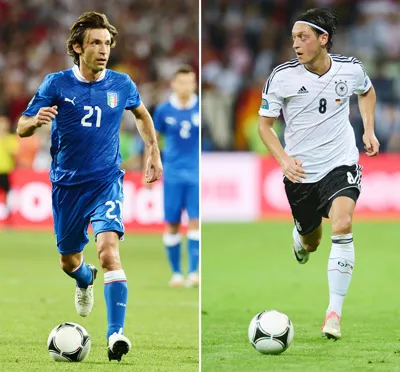 Mesut Oezil (phải) và Andrea Pirlo Mesut Oezil (phải) và Andrea Pirlo
