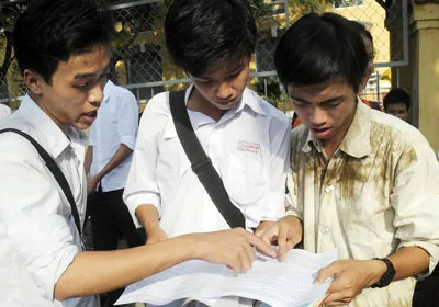 Thí sinh tỉnh Bến Tre dự thi vào ĐH Kinh tế TPHCM trao đổi sau giờ thi môn Lý tại Hội đồng thi Trường THPT Nguyễn Thị Minh Khai năm 2011. Ảnh: Mai Hải Thí sinh tỉnh Bến Tre dự thi vào ĐH Kinh tế TPHCM trao đổi sau giờ thi môn Lý tại Hội đồng thi Trường THPT Nguyễn Thị Minh Khai năm 2011. Ảnh: Mai Hải