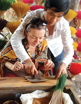 Du khách thích thú khi được người dân làng Dương Xuân Thượng (Huế) hướng dẫn các công đoạn làm ra cây nhang truyền thống. Du khách thích thú khi được người dân làng Dương Xuân Thượng (Huế) hướng dẫn các công đoạn làm ra cây nhang truyền thống.