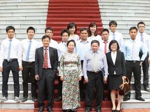 Vice President Nguyen Thi Doan (C) received students in Hanoi on July 2. (Photo: Vietnamplus) Vice President Nguyen Thi Doan (C) received students in Hanoi on July 2. (Photo: Vietnamplus)