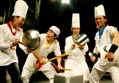 Cooks turn all kinds of kitchen implements into percussion instruments Cooks turn all kinds of kitchen implements into percussion instruments