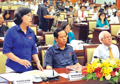 Vice People's Committee Chairwoman Nguyen Thi Hong speaks at the meeting Vice People's Committee Chairwoman Nguyen Thi Hong speaks at the meeting