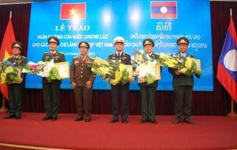 Laos bestows highest honors on Defence Ministry leaders of Vietnam. (Photo:qdnd) Laos bestows highest honors on Defence Ministry leaders of Vietnam. (Photo:qdnd)