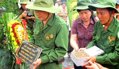 War veterans pay tributes at the National Martyrs Cemetery Road 9 in Quang Tri Province. (Photo: SGGP) War veterans pay tributes at the National Martyrs Cemetery Road 9 in Quang Tri Province. (Photo: SGGP)