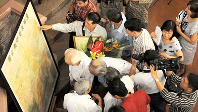 The ancient map attracts the interest of many people The ancient map attracts the interest of many people