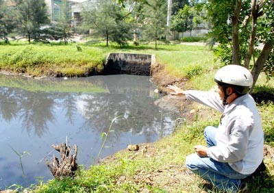 A heavily polluted canal in Le Minh Xuan Industrial Zone in HCMC (Photo: SGGP) A heavily polluted canal in Le Minh Xuan Industrial Zone in HCMC (Photo: SGGP)