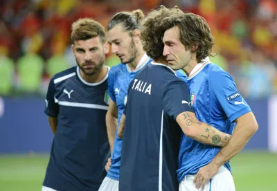 Nỗi buồn của Pirlo (phải) và đồng đội. Nỗi buồn của Pirlo (phải) và đồng đội.
