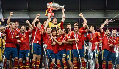 Thủ môn Casillas nâng cao chiếc cúp vô địch. Ảnh: AFP Thủ môn Casillas nâng cao chiếc cúp vô địch. Ảnh: AFP