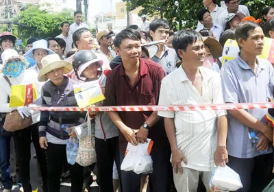 Người thân chờ đợi thí sinh trong ngày thi đầu tiên. Ảnh: Mai Hải Người thân chờ đợi thí sinh trong ngày thi đầu tiên. Ảnh: Mai Hải
