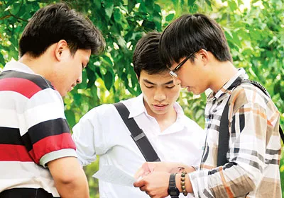 Thí sinh dự thi vào ĐH Bách khoa TPHCM trao đổi sau giờ thi môn Toán. Ảnh: MAI HẢI. Thí sinh dự thi vào ĐH Bách khoa TPHCM trao đổi sau giờ thi môn Toán. Ảnh: MAI HẢI.