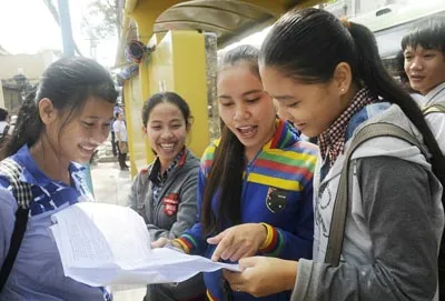 Các thí sinh người dân tộc Chăm tỉnh Bình Thuận dự thi vào Trường Đại học Sư phạm TPHCM trao đổi sau giờ thi môn Hóa. Ảnh: MAI HẢI Các thí sinh người dân tộc Chăm tỉnh Bình Thuận dự thi vào Trường Đại học Sư phạm TPHCM trao đổi sau giờ thi môn Hóa. Ảnh: MAI HẢI
