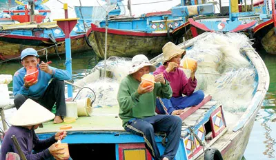 Bữa cơm vội vã, đơn sơ của ngư dân đánh bắt cá ven bờ. Bữa cơm vội vã, đơn sơ của ngư dân đánh bắt cá ven bờ.