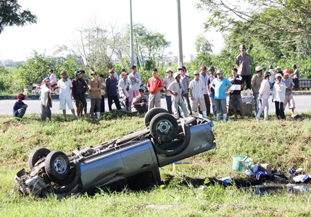 Phóng nhanh, ô tô lật ngửa, một người bị thương nặng