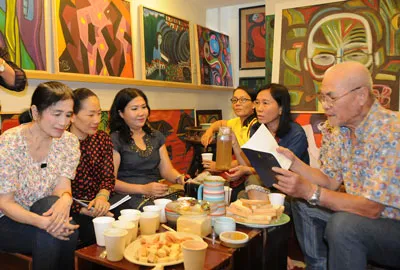 Nhà thơ Phan Vũ giao lưu cùng bạn hữu Nhà thơ Phan Vũ giao lưu cùng bạn hữu