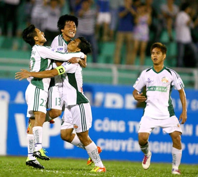 Vòng 21 V-League 2012 (ngày 15-7): Vượt dòng lũ quét