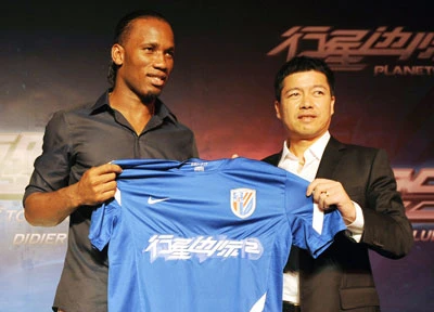 Drogba đặt chân đến Trung Quốc - Thượng Hải chào đón người hùng