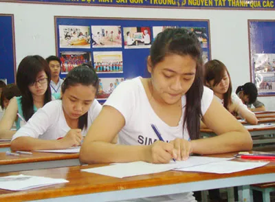Thí sinh làm bài thi môn Văn khối D tại hội đồng thi Trường ĐH Nguyễn Tất Thành. Ảnh: T.Hùng Thí sinh làm bài thi môn Văn khối D tại hội đồng thi Trường ĐH Nguyễn Tất Thành. Ảnh: T.Hùng