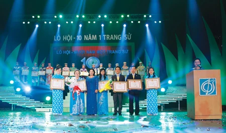 Nhân dịp này UBND TPHCM cũng tặng bằng khen cho 6 cá nhân của Công ty Lô Hội Nhân dịp này UBND TPHCM cũng tặng bằng khen cho 6 cá nhân của Công ty Lô Hội
