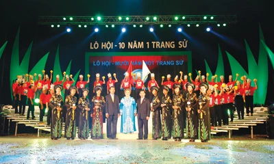 Ban lãnh đạo Công ty Lô Hội chụp hình lưu niệm với các nhóm Nhà phân phối Ban lãnh đạo Công ty Lô Hội chụp hình lưu niệm với các nhóm Nhà phân phối