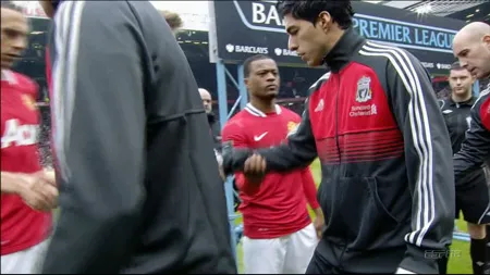 Khơi lại vụ kỳ thị và từ chối bắt tay Evra: Luis Suarez tố Man.United “đạo diễn”