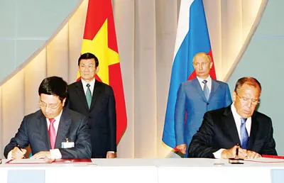 Chủ tịch nước Trương Tấn Sang và Tổng thống Vladimir Putin chứng kiến lễ ký Nghị định thư. Chủ tịch nước Trương Tấn Sang và Tổng thống Vladimir Putin chứng kiến lễ ký Nghị định thư.