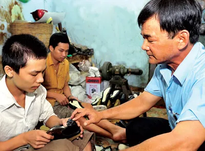 Anh Trần Trọng Ân truyền kinh nghiệm làm giày cho lớp trẻ. Anh Trần Trọng Ân truyền kinh nghiệm làm giày cho lớp trẻ.