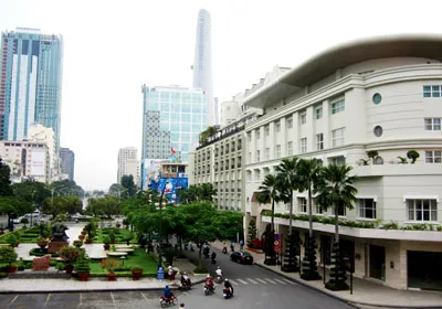 Giá thành vật liệu xây dựng “xanh” còn cao, chưa khuyến khích chủ đầu tư đưa vào công trình (Ảnh: KS Rex - một trong những “tòa nhà xanh” tại TPHCM). Ảnh: Huy Anh Giá thành vật liệu xây dựng “xanh” còn cao, chưa khuyến khích chủ đầu tư đưa vào công trình (Ảnh: KS Rex - một trong những “tòa nhà xanh” tại TPHCM). Ảnh: Huy Anh
