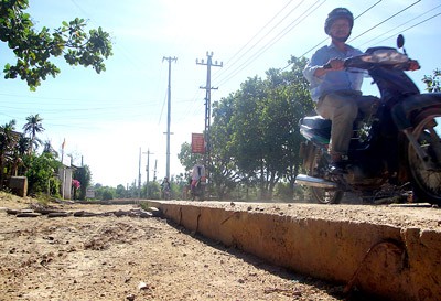 The incomplete Road DH6 in Duy Xuyen District of Quang Nam Province (Photo: SGGP) The incomplete Road DH6 in Duy Xuyen District of Quang Nam Province (Photo: SGGP)