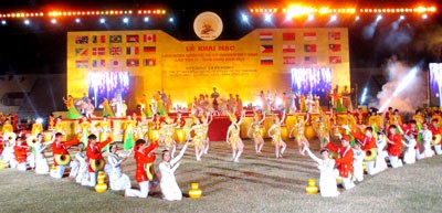 A show in the festival recreating the military campaign by Tay Son brothers to successfully defeat the Qing invaders (Photo: Nguyen Khoi SGGP) A show in the festival recreating the military campaign by Tay Son brothers to successfully defeat the Qing invaders (Photo: Nguyen Khoi SGGP)