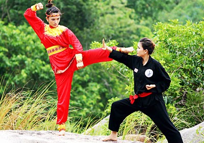 Two female martial artists from the Nguyen Thanh Vu Club in Binh Dinh Province performing Vietnamese traditional Kung Fu(Photo: SGGP) Two female martial artists from the Nguyen Thanh Vu Club in Binh Dinh Province performing Vietnamese traditional Kung Fu(Photo: SGGP)