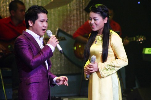Trọng Tấn (L) and Anh Thơ (R), the two Vietnamese singers facing disciplinary action for failing to meet their commitment in Laos Trọng Tấn (L) and Anh Thơ (R), the two Vietnamese singers facing disciplinary action for failing to meet their commitment in Laos