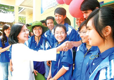 Nguyen Thi Thu Ha, (in white shirt) shaking hands with students taking part in the Green Summer Campaign in Tra Vinh Province (Photo: Ba Thi) Nguyen Thi Thu Ha, (in white shirt) shaking hands with students taking part in the Green Summer Campaign in Tra Vinh Province (Photo: Ba Thi)