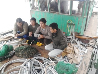 Some Chinese fishermen were caught with their dubious tools (Photo: Tien Phong) Some Chinese fishermen were caught with their dubious tools (Photo: Tien Phong)