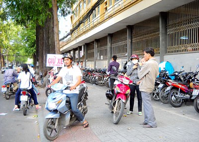 Several parking lots continue to disregard new parking rates set by HCMC authorities (Photo: SGGP) Several parking lots continue to disregard new parking rates set by HCMC authorities (Photo: SGGP)