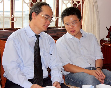 Deputy Prime Minister Nguyen Thien Nhan (L) with Professor Ngo Bao Chau (Photo: SGGP) Deputy Prime Minister Nguyen Thien Nhan (L) with Professor Ngo Bao Chau (Photo: SGGP)