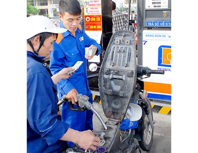 Petrol and oil price have hiked again from 5pm on August 13 (Photo: SGGP) Petrol and oil price have hiked again from 5pm on August 13 (Photo: SGGP)