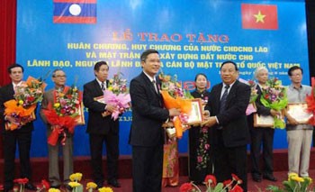 Laos bestows highest honors on leaders of the Vietnam Fatherland Front Central Committee (Photo: vov) Laos bestows highest honors on leaders of the Vietnam Fatherland Front Central Committee (Photo: vov)