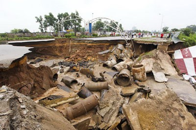 Stretch of Le Van Luong Street that subsided (Photo: SGGP) Stretch of Le Van Luong Street that subsided (Photo: SGGP)