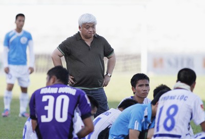 Football boss Nguyen Duc Kien ( standing, R) at the stadium (Photo: DanTri) Football boss Nguyen Duc Kien ( standing, R) at the stadium (Photo: DanTri)