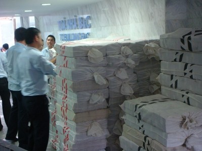 The volume of cash that was transferred to ACB on August 21 (Photo: Tien Phong) The volume of cash that was transferred to ACB on August 21 (Photo: Tien Phong)