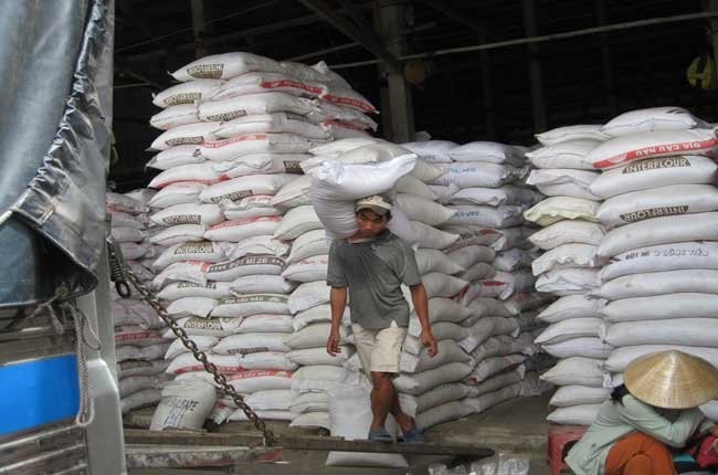 Farmers in Mekong delta harvest rice. Rice bening sold to Thailand in such manner is cause of rice prices shooting up in the country Farmers in Mekong delta harvest rice. Rice bening sold to Thailand in such manner is cause of rice prices shooting up in the country