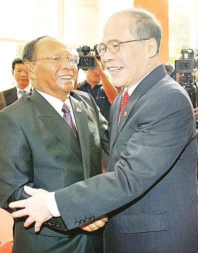 National Assembly Chairman Nguyen Sinh Hung (R) welcomes the Cambodian National Assembly President Samdech Heng Samrin National Assembly Chairman Nguyen Sinh Hung (R) welcomes the Cambodian National Assembly President Samdech Heng Samrin