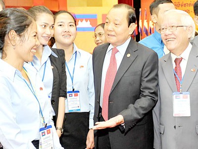Le Thanh Hai, HCMC Party Secretary ( second from R ) and Le Hoang Quan, Chairman of HCMC People's Committee (R) met with Cambodian youth attending the Conference of the National Assemblies of Vietnam and Cambodia Le Thanh Hai, HCMC Party Secretary ( second from R ) and Le Hoang Quan, Chairman of HCMC People's Committee (R) met with Cambodian youth attending the Conference of the National Assemblies of Vietnam and Cambodia