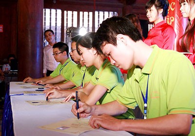 Outstanding students signed in the Gold Book at the Van Mieu-Quoc Tu Giam University in Hanoi ( Photo: SGGP) Outstanding students signed in the Gold Book at the Van Mieu-Quoc Tu Giam University in Hanoi ( Photo: SGGP)