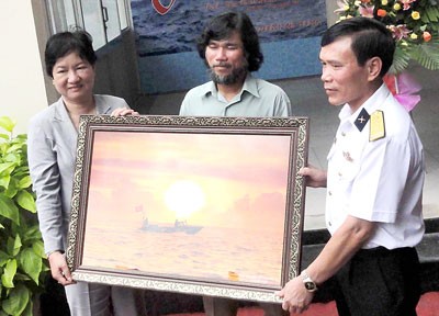 Director of HCMC Women’s Cultural House (L) and journalist Hoang Chi Hung (C), hand over a photo to Colonel Nguyen Duc Thang, chairman of the People’s Committee of Truong Sa Island.(Photo: SGGP) Director of HCMC Women’s Cultural House (L) and journalist Hoang Chi Hung (C), hand over a photo to Colonel Nguyen Duc Thang, chairman of the People’s Committee of Truong Sa Island.(Photo: SGGP)