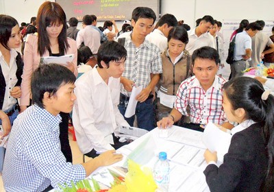 Jobseekers at an employment agency in HCMC (File photo: SGGP) Jobseekers at an employment agency in HCMC (File photo: SGGP)